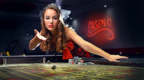 молодая женщина в казино